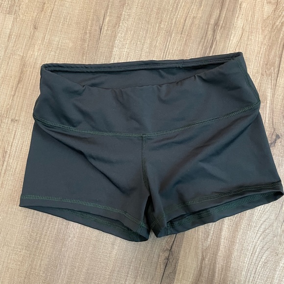 Fleo exercise shorts in forest green - Picture 2 of 4